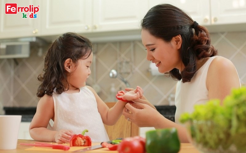 Cho trẻ cùng vào bếp chuẩn bị món ăn giúp trẻ hứng thú ăn hơn