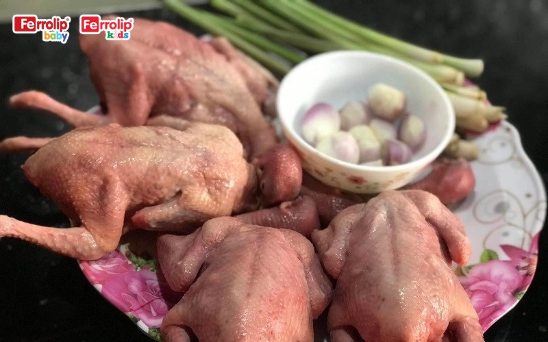 Thị chim câu chứa lượng sắt dồi dào cho bé