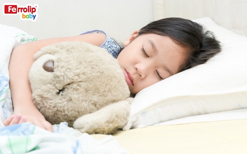 Khi trẻ bị thiếu máu thiếu sắt, ba mẹ hãy lưu ý cho trẻ ngủ đủ giấc