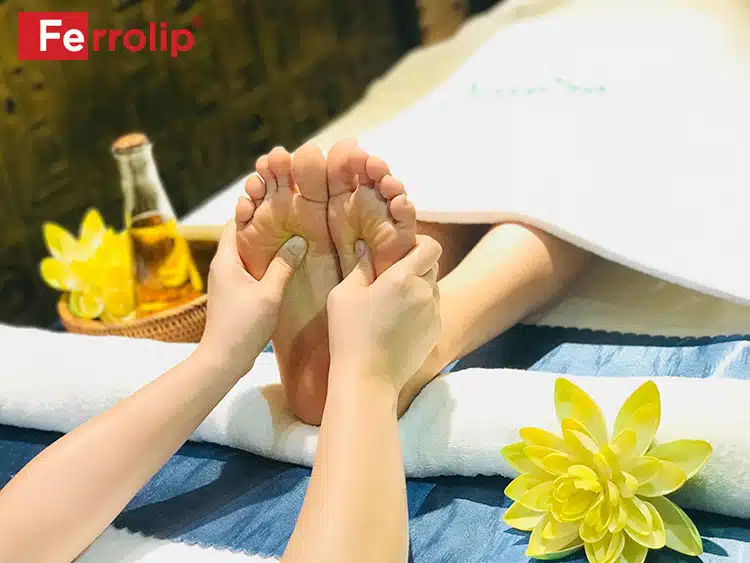 Massage tay chân bằng tinh dầu giúp khí huyết lưu thông tốt hơn