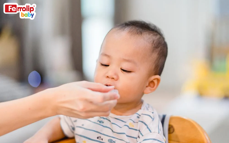 Trẻ đủ tháng, bú mẹ được khuyến cáo bổ sung sắt dự phòng từ 4 tháng tuổi