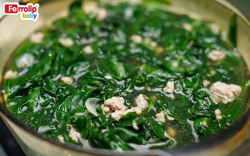 Thịt gà nấu mồng tơi cho bé