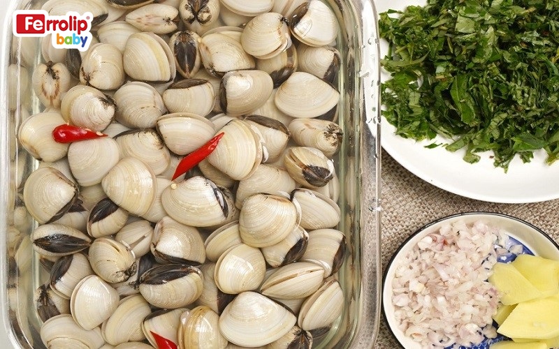 Ngâm ngao trong nước muối loãng 2–3 giờ để nhả cát