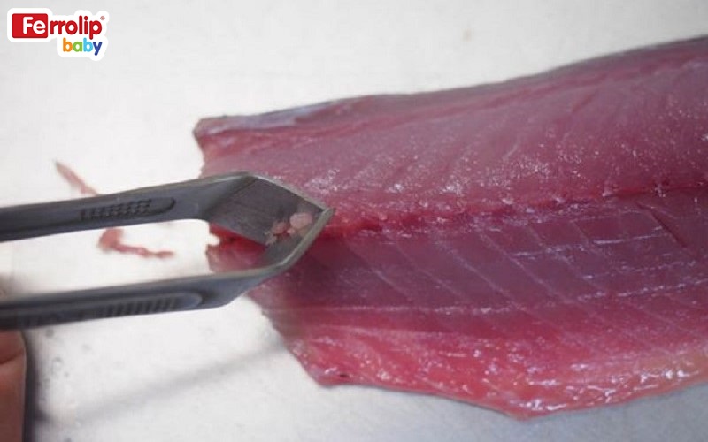 Lọc hết xương cá để tránh hóc ở trẻ nhỏ