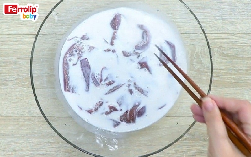 Gan gà có thể ngâm với sữa để khử mùi