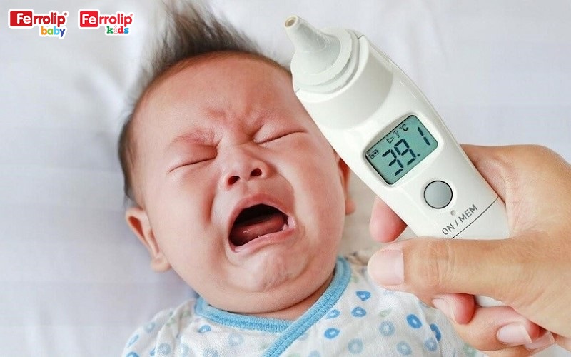 Khi trẻ bị viêm, sốt, Hepcidin sẽ tăng làm giảm lượng sắt trong máu